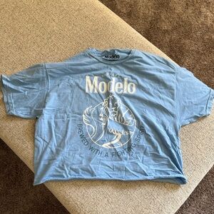 Modelo Blue Graphic T-Shirt